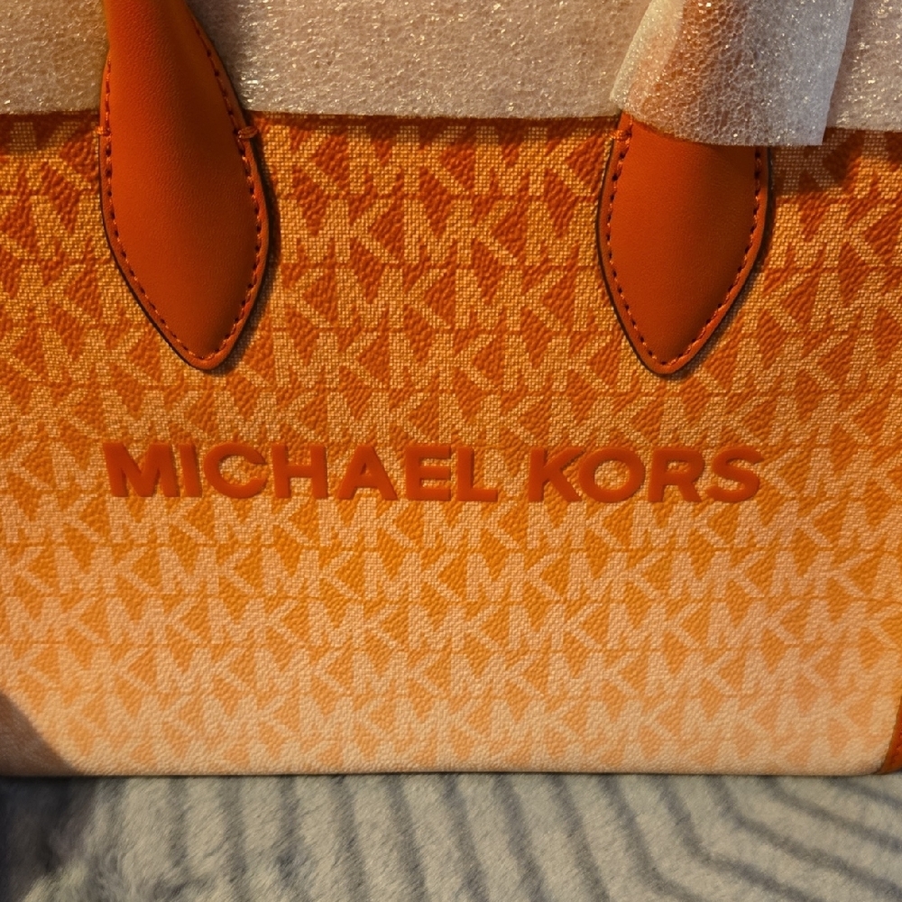Michael Kors Vibrant Orange Tote 🧡 ✨️ ⭐️ BRAND NEW 🧡 ✨️ - Picture 3 of 10